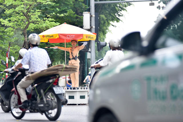 Việc điều tiết giao thông đòi hỏi sự quan sát và xử lý tình huống nhanh nhạy, nếu không, rất dễ xảy ra ùn ứ, tắc nghẽn do ai cũng vội vã đến công sở đầu giờ sáng. Vì là nữ, Thượng uý Hà luôn được các đồng đội nam hỗ trợ nên công việc ở điểm nút giao thông cũng đỡ vất vả hơn.