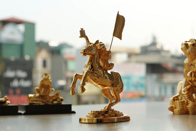 Tượng khỉ cưỡi ngựa - Mã thượng phong hầu mạ vàng 24K.