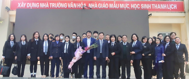 Thành viên Đoàn Luật sư TP Hà Nội tham gia Phiên toà giả định chụp ảnh lưu niệm cùng thầy cô và các em học sinh trường THPT Nguyễn Gia Thiều