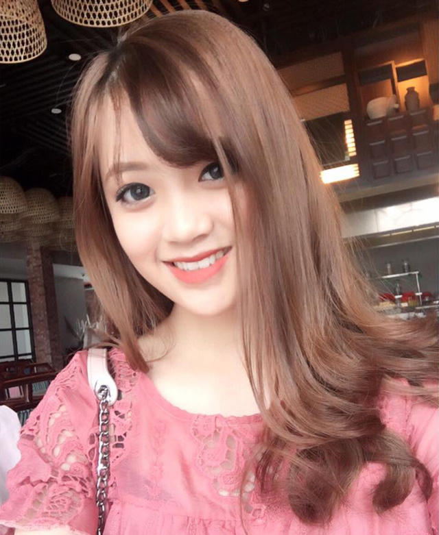 Nhưng không vì thế mà cô bớt đi sự cuốn hút, nhất là khi trang điểm.