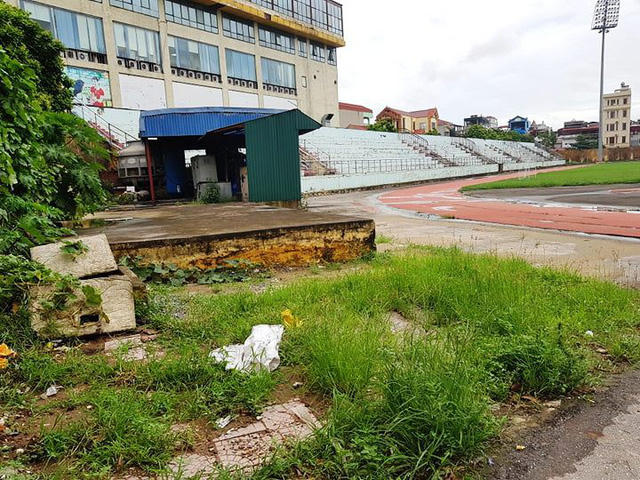 Cỏ mục um tùm trong bên trong nơi từng được mệnh danh là