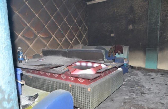 Nhiều đồ đạc trong quán hát bị "bà hỏa" thiêu rụi.