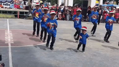 Hình ảnh cậu bé tý hon nhảy siêu đáng yêu.