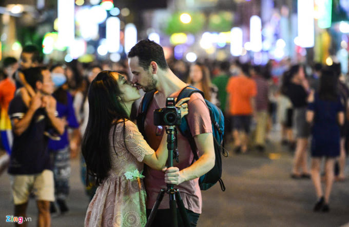Bạn Ngân cùng anh Marcelo chụp ảnh và thể hiện tình cảm trên phố Tây Bùi Viện. Ngân cho biết cảm thấy vui trong và chụp ảnh lưu giữ khoảnh khắc khó quên này.