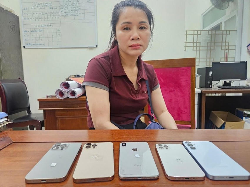 Đối tượng Trần Thị Nguyên cùng tang vật bị bắt.