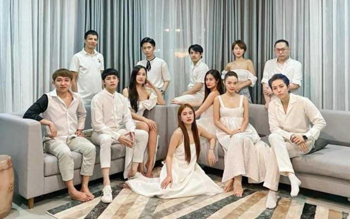 Nhóm bạn thân của Minh Hằng diện dresscode trắng trong một buổi tiệc.