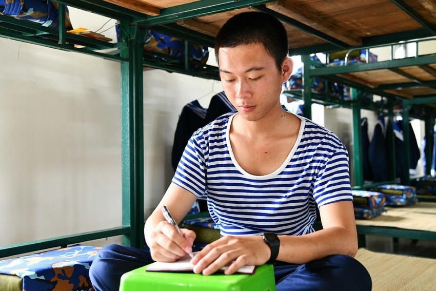 Chiến sĩ mới viết thư tay cho người thân