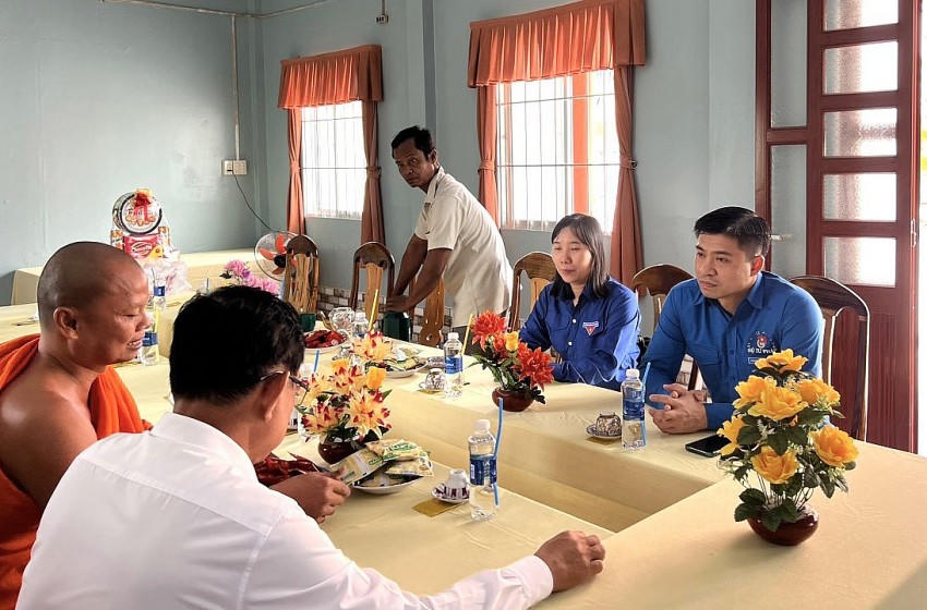 Đoàn đã đến thăm và tặng quà Đại đức Danh Tuấn, Hội trưởng Hội Đoàn kết sư sãi yêu nước tỉnh Hậu Giang.
