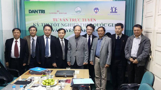 Thầy Vũ Khắc Ngọc (đeo kính) tại tòa soạn Báo Dân trí trong một lần tư vấn tuyển sinh về kì thi THPT quốc gia.
