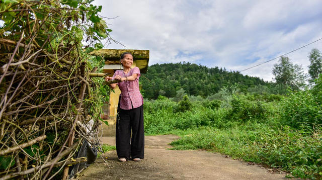 Hơn 10 người ở lại trại phong Đá Bạc, hầu hết không có người thân, không có nơi nào để về. Những mảnh đời đã ngoài 70, 80 tuổi tựa vào nhau mà sống, chấp nhận sự cô đơn nơi đồi núi heo hút.
