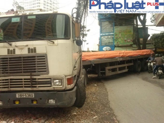 Hiện trường chiếc xe chắn ngang đường.