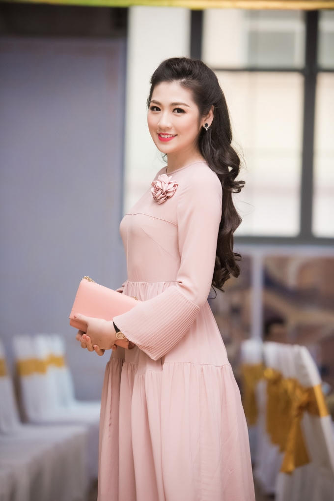 Trong bộ đầm được Huy Trần thiết kế  riêng, Á hậu Tú Anh còn sành điệu khi kết hợp chiếc sắc xinh xắn hiệu Salvatore Ferragamo đồng màu váy trị giá gần 20 triệu đồng.