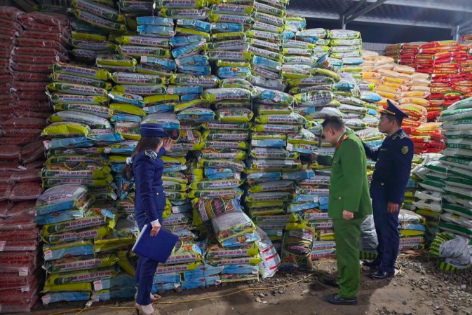 Lực lượng chức năng kiểm tra số hàng hóa vi phạm (Ảnh: Chi cục Quản lý thị trường Thanh Hóa).
