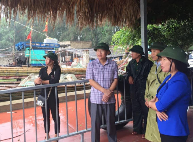 Phó CT Lê Thị Thìn (áo xanh) triển khai công tác chống bão tại Sầm Sơn.