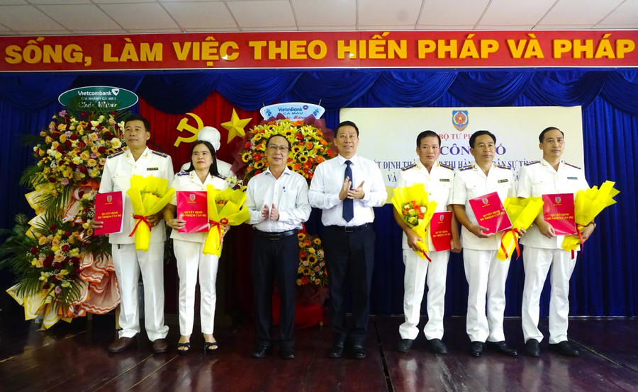 Thứ trưởng Bộ Tư pháp Nguyễn Thanh Ngọc và ông Phan Hoàng Vũ - Phó Chủ tịch HĐND tỉnh Cà Mau, trao Quyết định và tặng hoa chúc mừng 5 lãnh đạo THADS tỉnh Cà Mau.