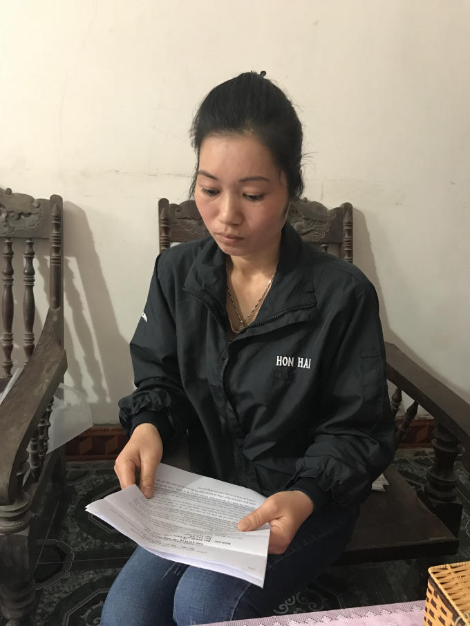 Bà Hoàng Thị Thơm phản ánh sự việc.