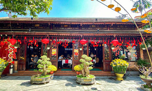 Không gian tại Khải Hoàn mang phong cách Cung đình, vừa cổ kính trang nhã.