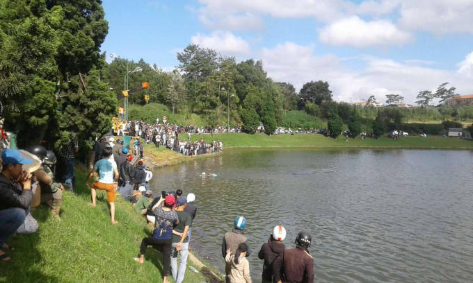 Chiếc xe tải bị nước nhấn chìm.