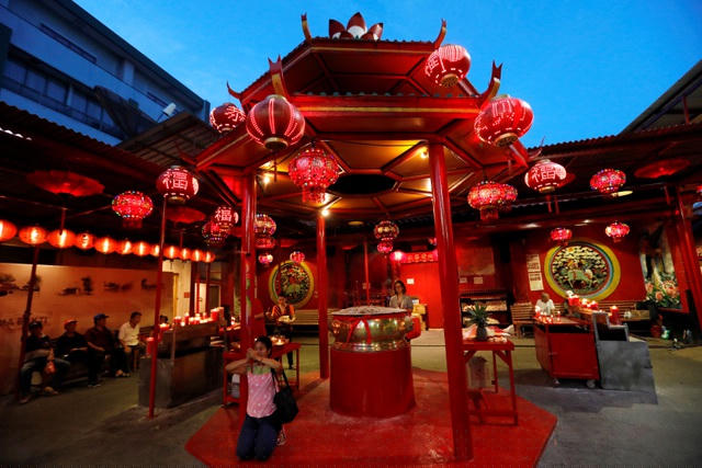 Một phụ nữ cầu nguyện ở đền Jin De Yuan, Jakarta, Indonesia.