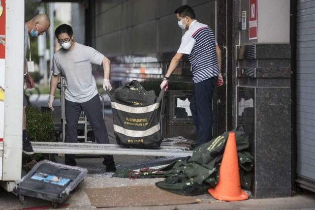 Nhân viên lãnh sự quán Trung Quốc dọn đồ đi. (Ảnh: Houston Chronicle)