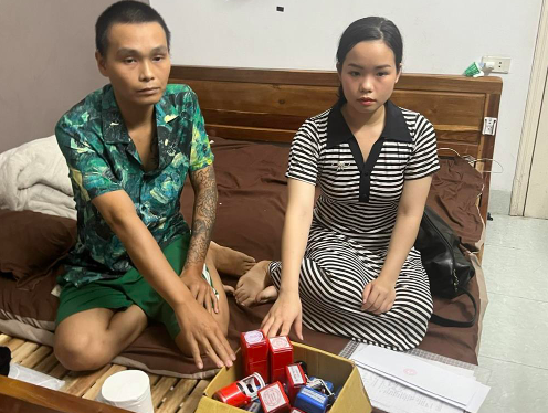 Bắt giữ 2 đối tượng là Nguyễn Diệu Anh và Nguyễn Văn Quý có hành vi làm giả con dấu, tài liệu của cơ quan, tổ chức. Ảnh: BCA.