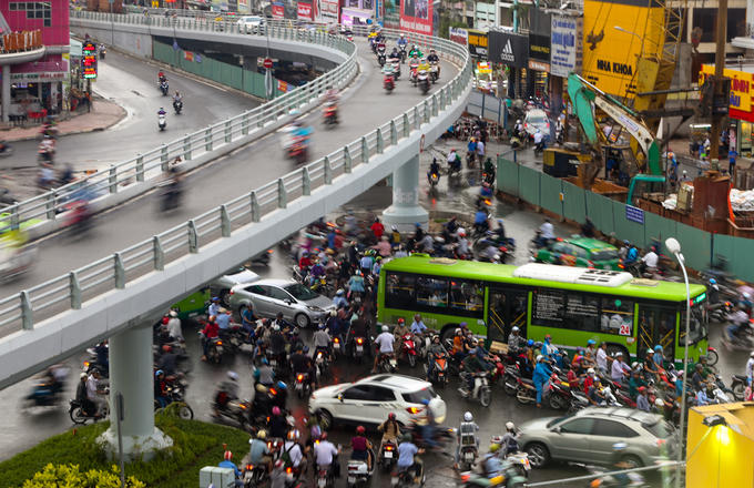 Vào khung giờ tan tầm, trên cầu lại khá thông thoáng, do không nhiều xe chạy vào trung tâm làm việc như buổi sáng. Ngược lại, dưới gần cầu vượt, dòng xe xung đột khi di chuyển vào các đường Quang Trung, Nguyễn Kiệm, Phạm Ngũ Lão, Nguyễn Oanh...