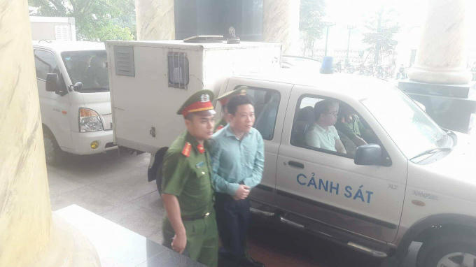 Được dẫn giải đến tòa sáng nay, cựu Chủ tịch Oceanbank Hà Văn Thắm mặc áo sơ mi màu xanh, tinh thần khá thoải mái.