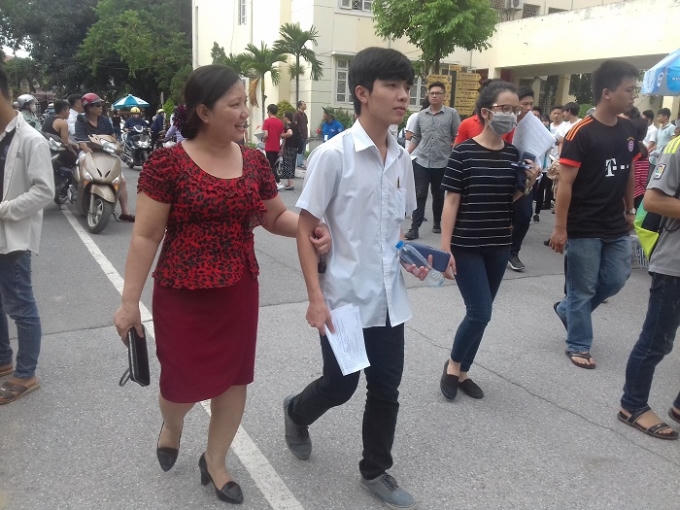 Bạn Đặng Ngọc Tuấn, học sinh trường THPT Mỹ Lộc, Nam Định chia sẻ, "theo cảm nhận của em thì đề thi Hóa học năm nay có nhiều câu khó hơn so với năm ngoái, dự kiến số điểm của em đối với môn thi này là 7,5 điểm".