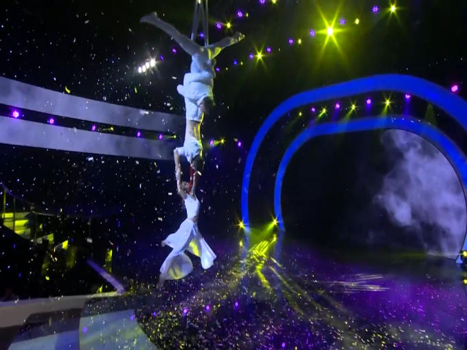 Minh Hiền nhào lộn trên không.