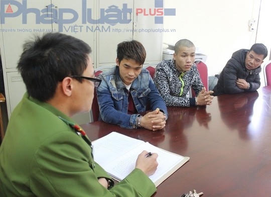 Các đối tượng buôn bán người tại cơ quan điều tra.