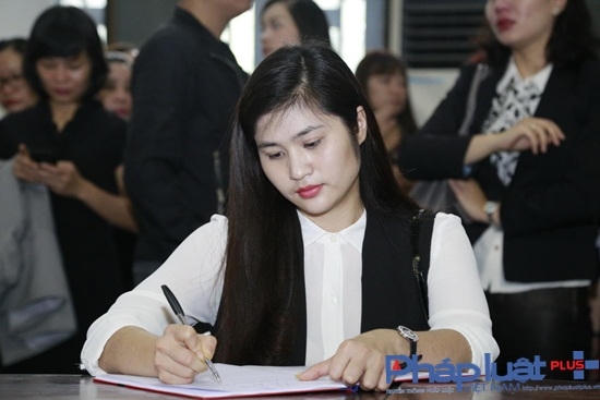 Các nghệ sĩ nghẹn ngào đến viếng nhạc sĩ Trần Lập