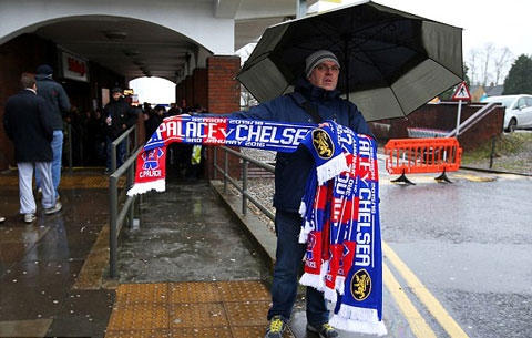 CĐV Crystal Palace đang bán đồ lưu niệm trước cổng sân Selhurst Park