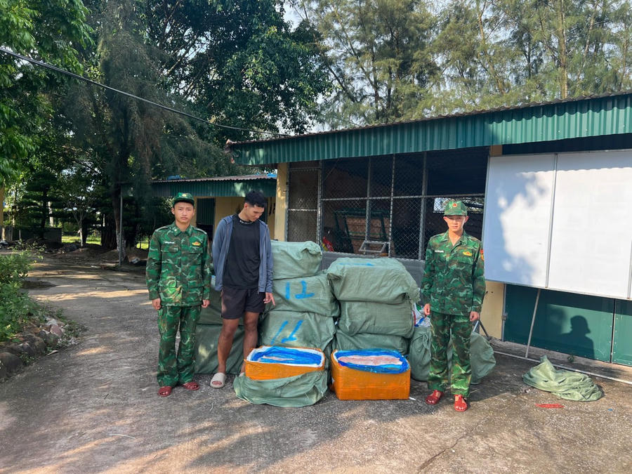 Đối tượng Bùi Văn Quý cùng tang vật vụ án tại Đồn Biên phòng Trà Cổ.