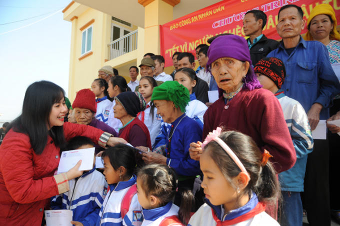 Đại diện Công ty Văn Phú – Invest trao món quà ý nghĩa tới tận tay bà con có hoàn cảnh khó khăn tại huyện Văn Chấn (Yên Bái)