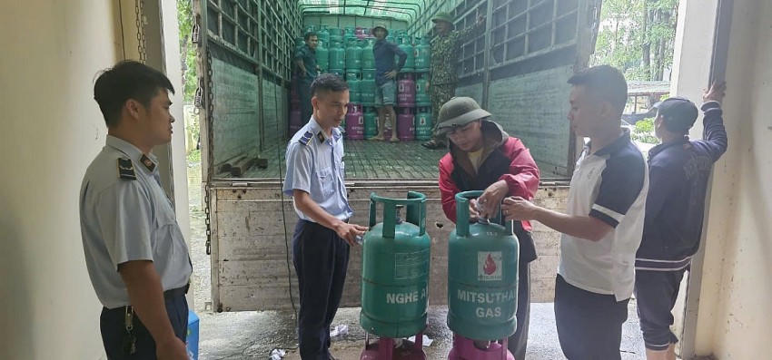 Xử phạt hành chính và buộc trả lại trên 1.300 chai LPG cho chủ sở hữu hợp pháp. (Ảnh Cục QLTT Thanh Hoá)