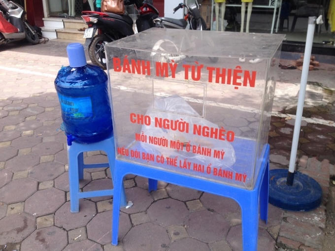 Thùng bánh mỳ từ thiện tại 93 Kim Mã phục vụ cho những người nghèo.