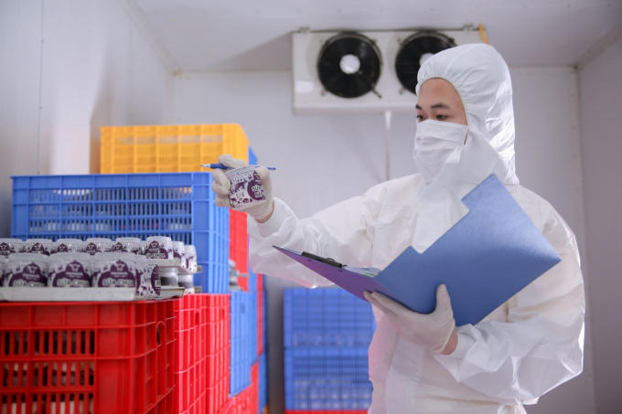 Kiểm tra chất lượng sản phẩm sữa.