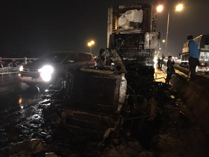 Phần đầu xe bị biến dạng hoàn toàn.