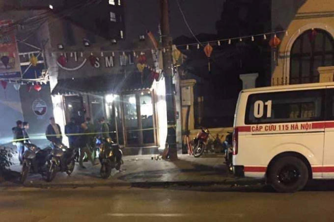 Lực lượng chức năng và cấp cứu 115 phong tỏa hiện trường tại quán Smile 2, địa chỉ 23 phố Lý Thái Tổ, quận Hoàn Kiếm, Hà Nội