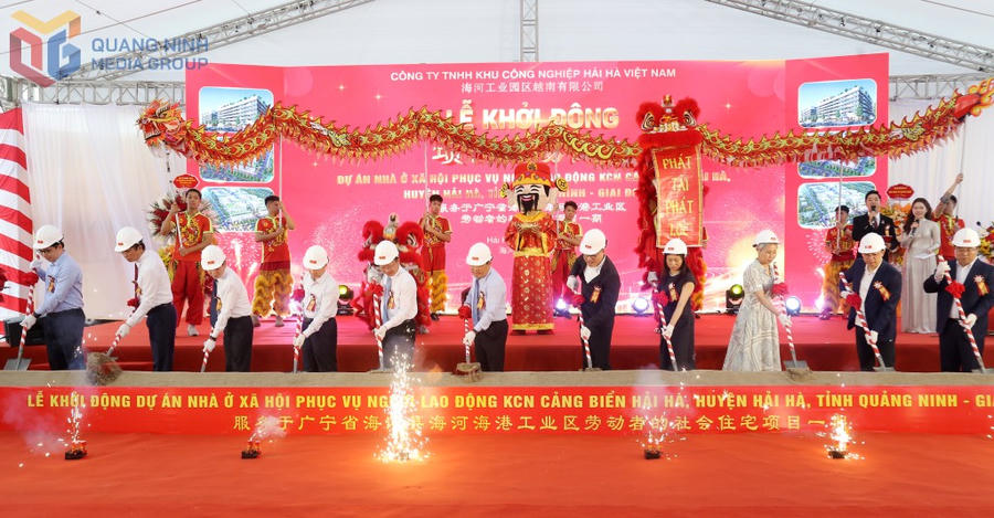 Các đại biểu làm lễ khởi động dự án nhà ở xã hội phục vụ người lao động KCN Cảng biển Hải Hà - Giai đoạn 1. (Ảnh: Thu Chung).