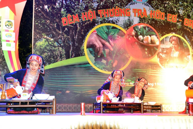 Ch&ugrave;m ảnh: Thiếu nữ người Dao khoe sắc trong lễ hội thưởng tr&agrave;