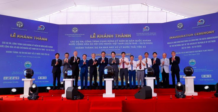 Các đại biểu thực hiện nghi lễ khánh thành nhà máy xử lý nước thải Yên Xá.