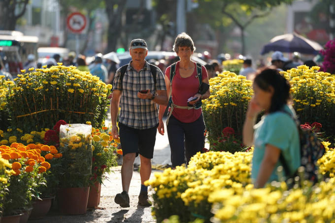 Nhiều du khách cảm thấy bỡ ngỡ vì lần đầu tiên đến Việt Nam trong mùa Tết và trên đường có rất nhiều hoa.