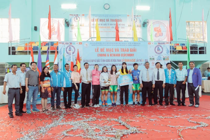 Lý Nhã Kỳ cùng ban tổ chức trao giải cho các vận động viên thắng cuộc.