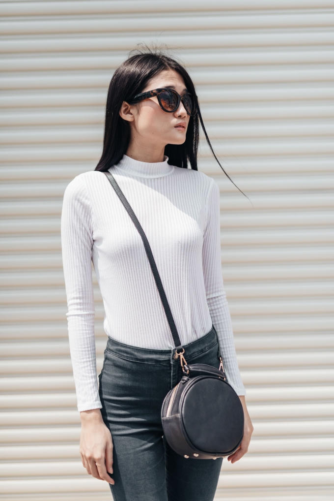 8h, người đẹp ra khỏi nhà. (Photo: Nghĩa Ngô)