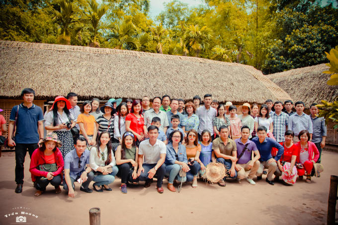 Và chụp ảnh lưu niệm tại ngôi nhà tranh đơn sơ của Bác Hồ.
