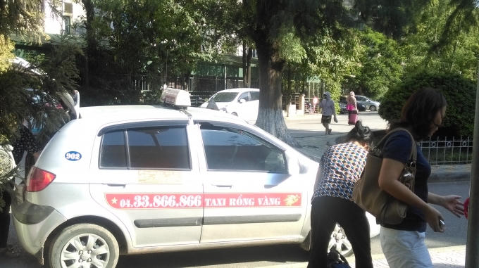 Taxi ABC đã không còn độc quyền trong việc đưa đón khách trong khuôn viên của bệnh viện sau khi Pháp Luật Plus phản ánh.