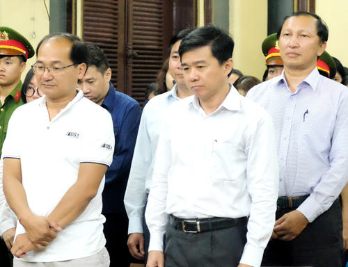 Cựu tổng giám đốc Navibank và đồng phạm nghe tuyên án. (Ảnh: báo VNExpress)
