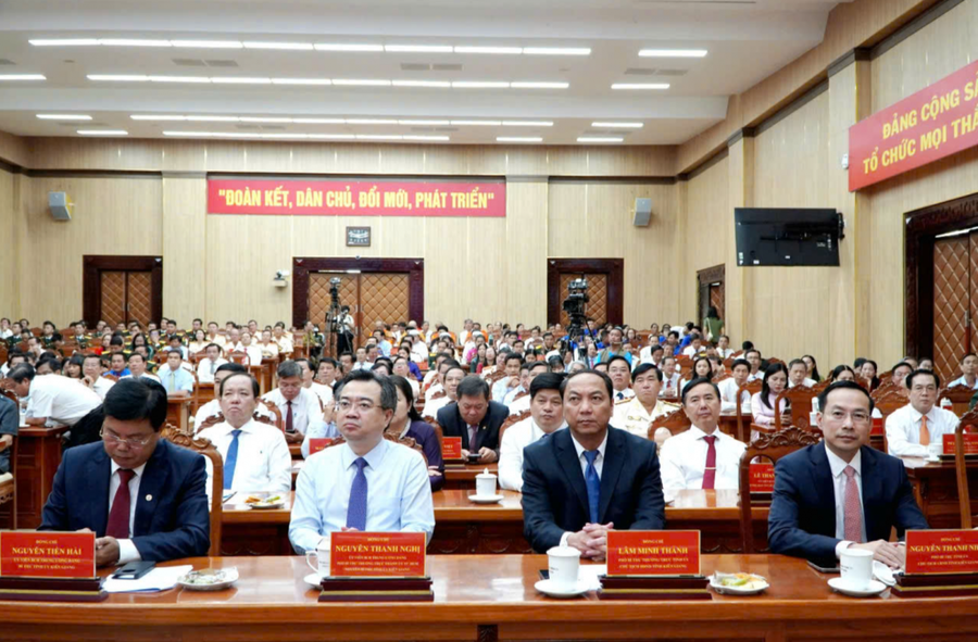 Ủy viên Trung ương Đảng, Phó Bí thư Thường trực Thành ủy TP Hồ Chí Minh Nguyễn Thanh Nghị; Ủy viên Ban Chấp hành Trung ương Đảng, Bí thư Tỉnh ủy Kiên Giang Nguyễn Tiến Hải tham dự Lễ kỷ niệm