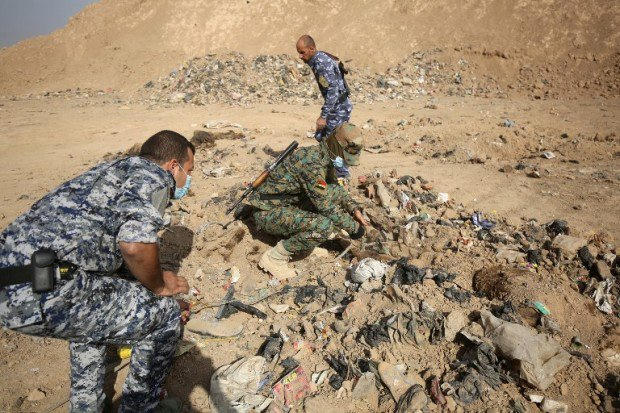 Lực lượng bán quân sự Iraq phát hiện hố chôn tập thể những dân thường bị IS sát hại. (Ảnh: AFP)